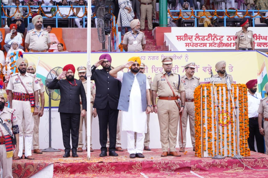 ਕੈਬਨਿਟ ਮੰਤਰੀ ਹਰਦੀਪ ਸਿੰਘ ਮੁੰਡਿਆਂ ਨੇ ਗੁਰਦਾਸਪੁਰ 'ਚ ਲਹਿਰਾਇਆ 'ਤਿਰੰਗਾ'